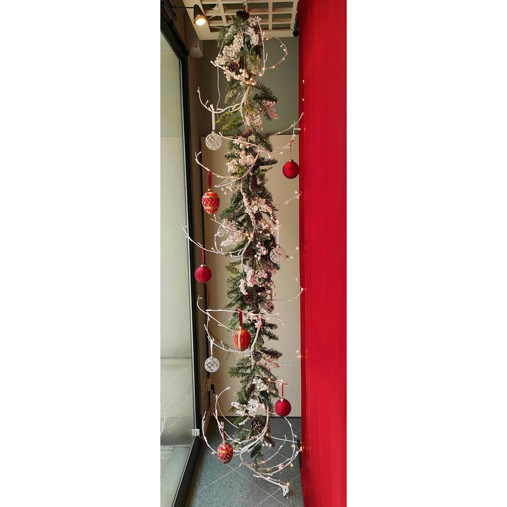 Spirale Bianca con Luci Led e Pino – Hervit