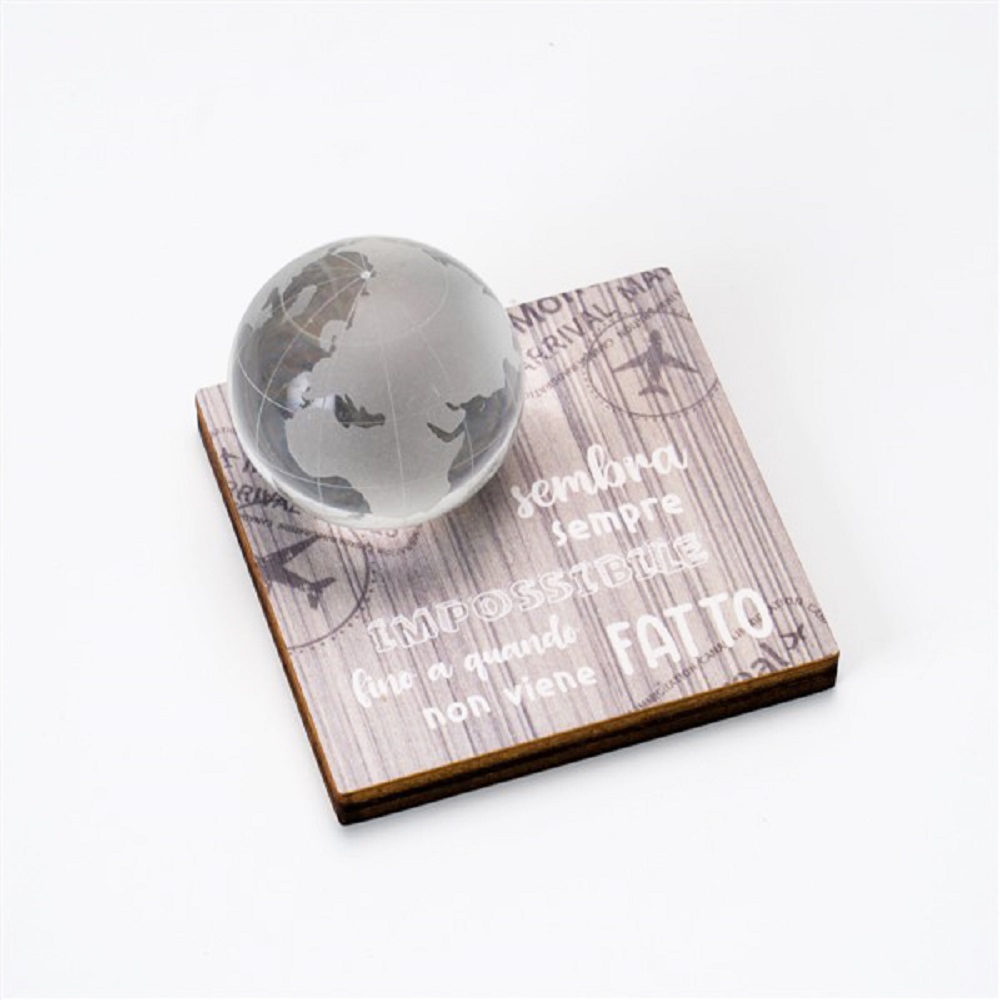 Mappamondo su Base con Scritta “Sembra Sempre Impossibile Fino a Quando non Viene Fatto” – Regali di Cuore